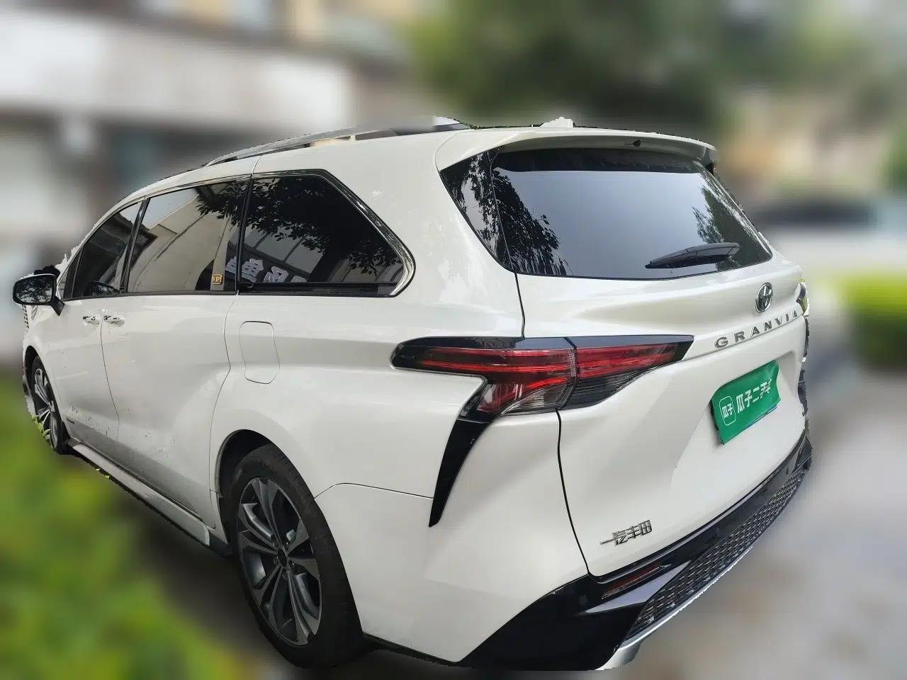 Toyota Granvia 2023 2.5L Hybrid Flagship VIP Edition — миниатюра 4