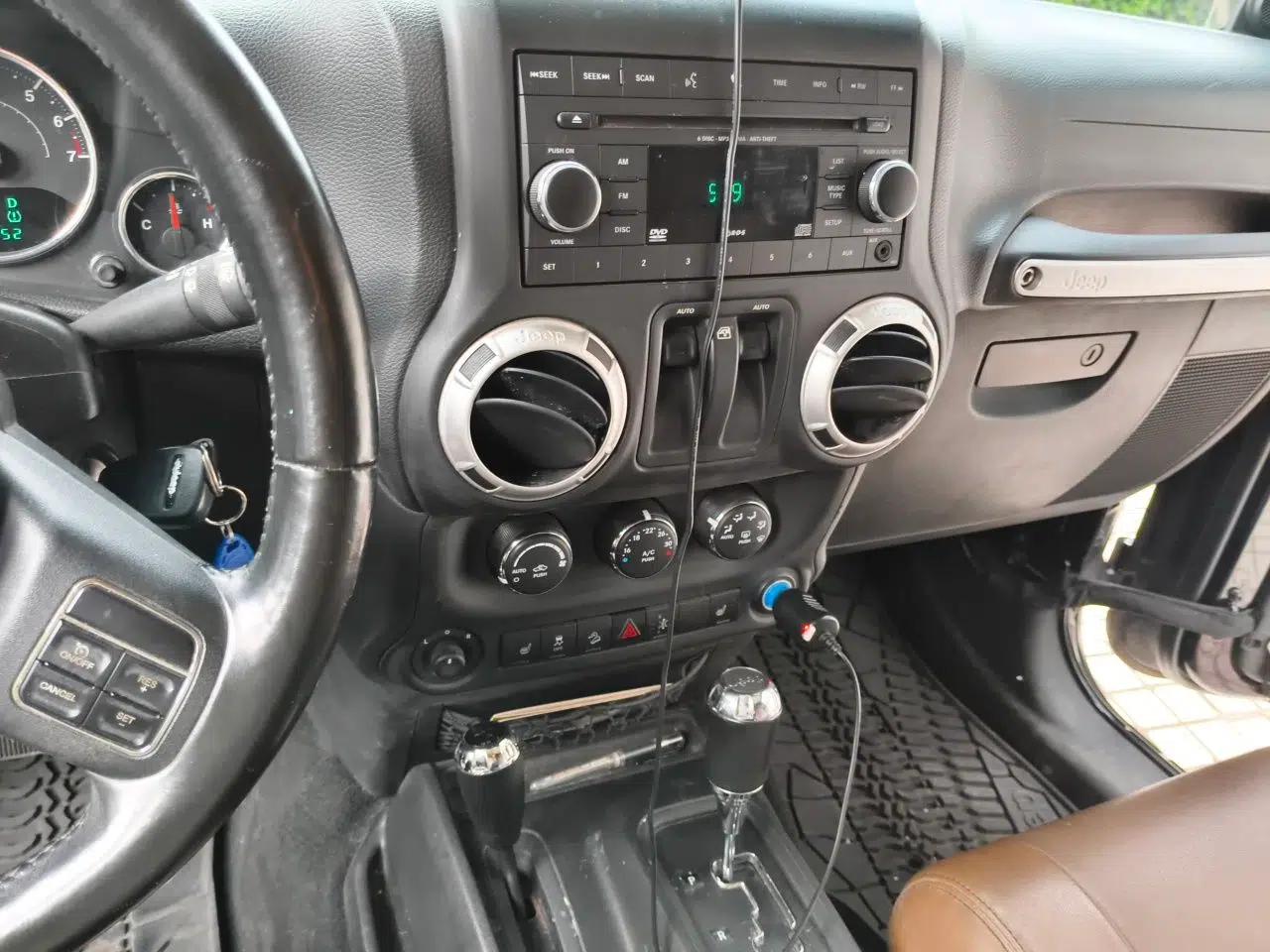 Jeep Wrangler 2012 3.6L Rubicon two-door model — миниатюра 13
