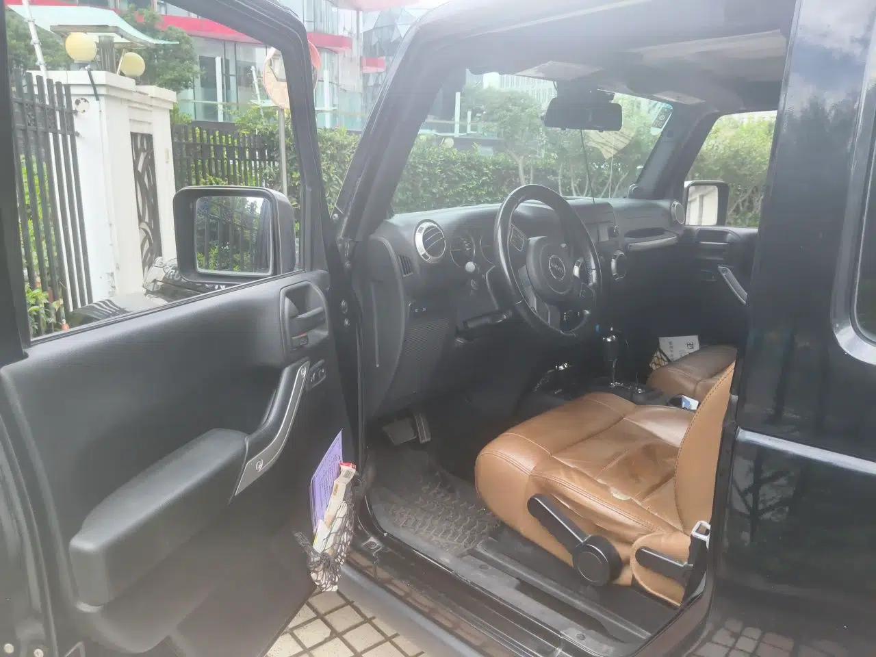 Jeep Wrangler 2012 3.6L Rubicon two-door model — миниатюра 16