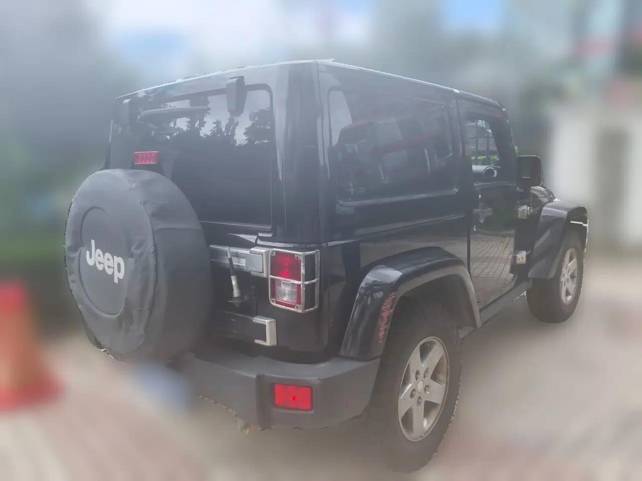 Jeep Wrangler 2012 3.6L Rubicon two-door model — миниатюра 6