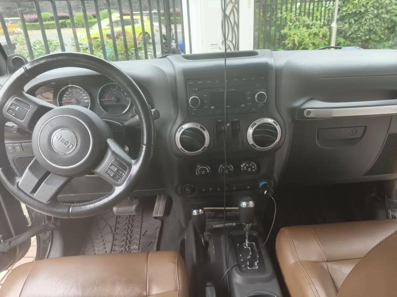 Jeep Wrangler 2012 3.6L Rubicon two-door model — миниатюра 9