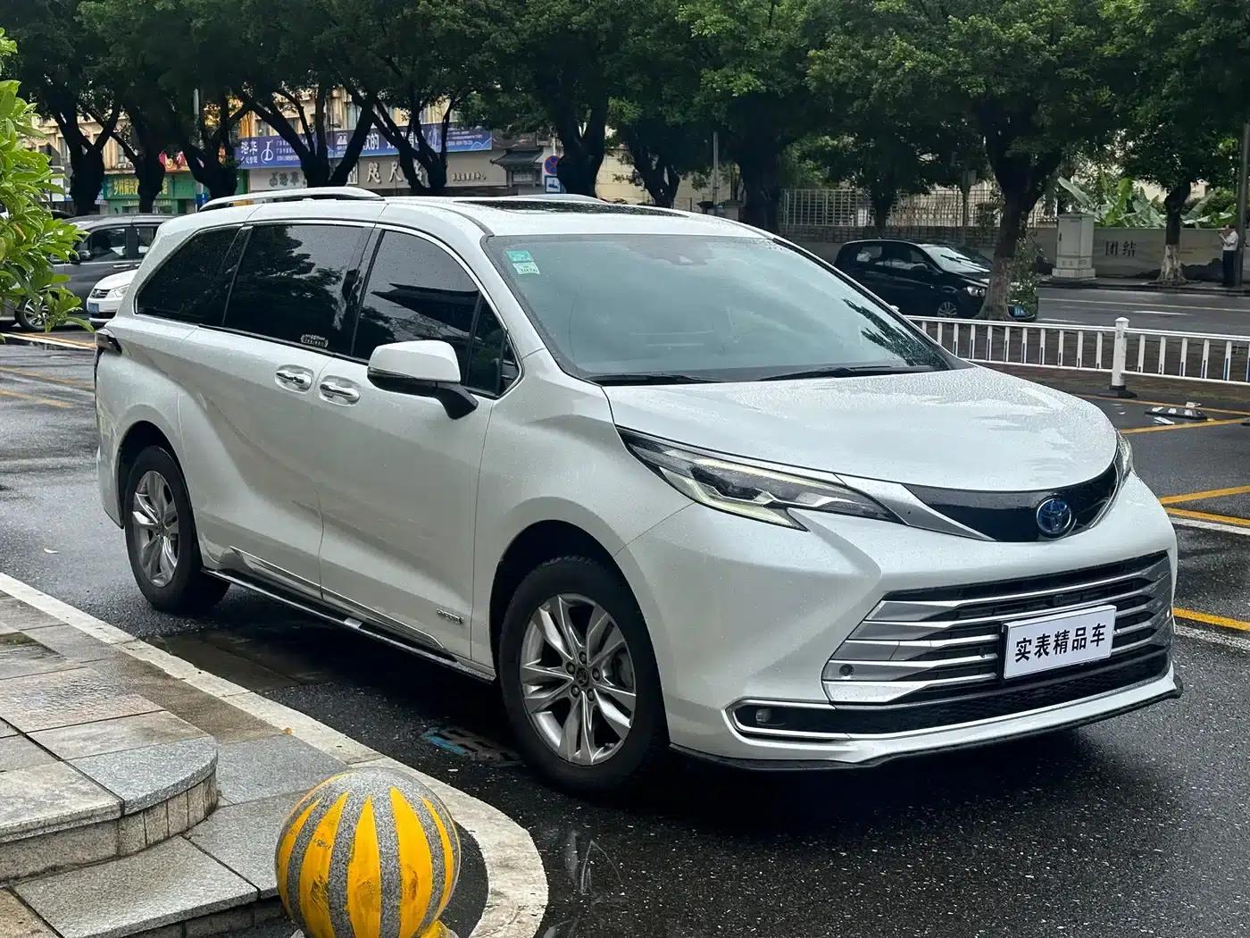 2021 Sienna 2.5L Hybrid Platinum Edition — миниатюра 3