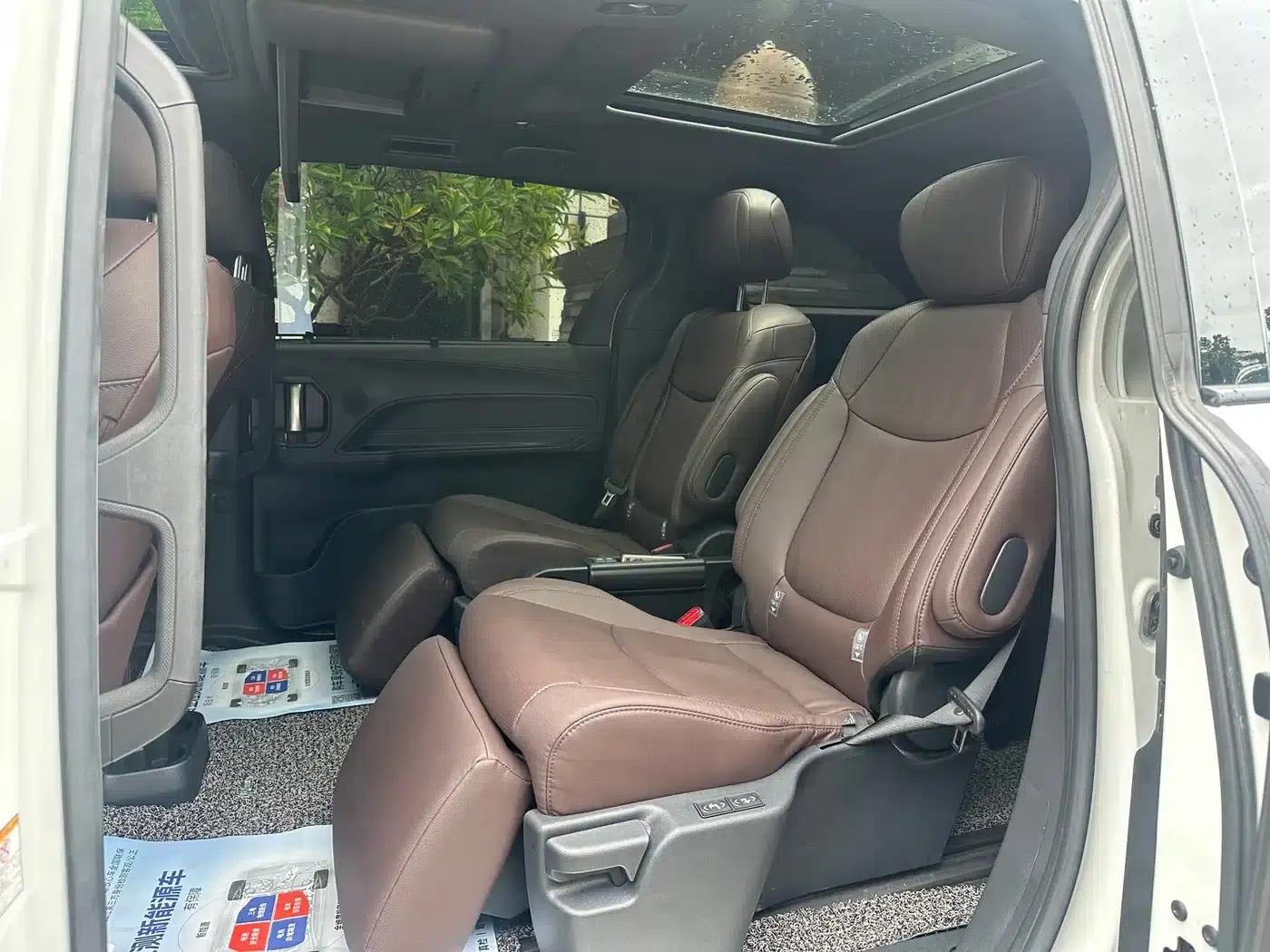2021 Sienna 2.5L Hybrid Platinum Edition — миниатюра 8