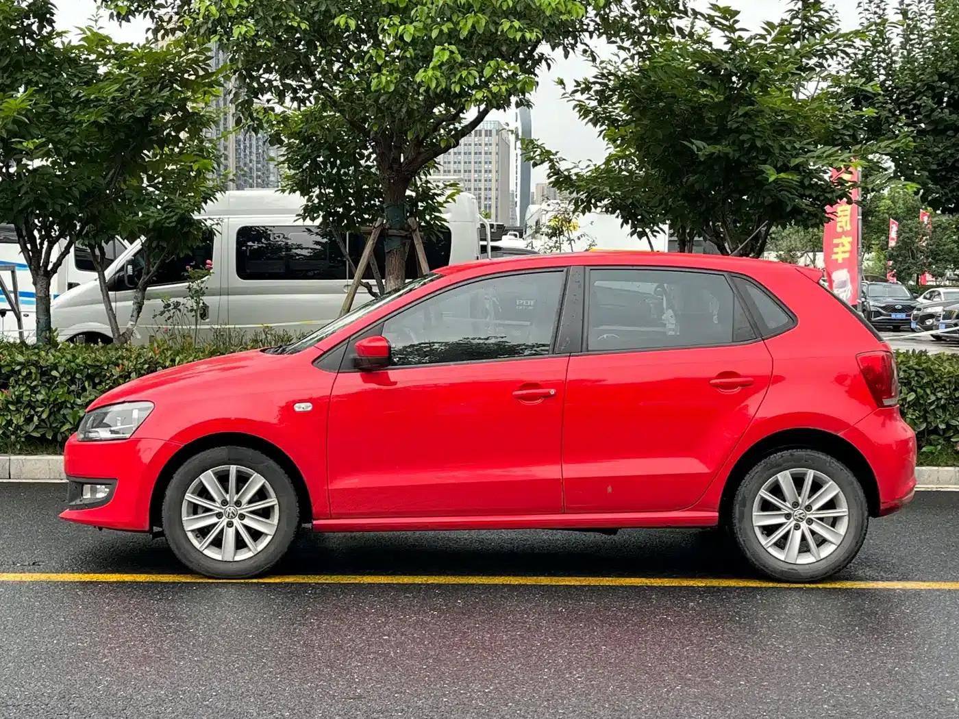 2013 Polo 1.6L Automatic Luxury Edition — миниатюра 3