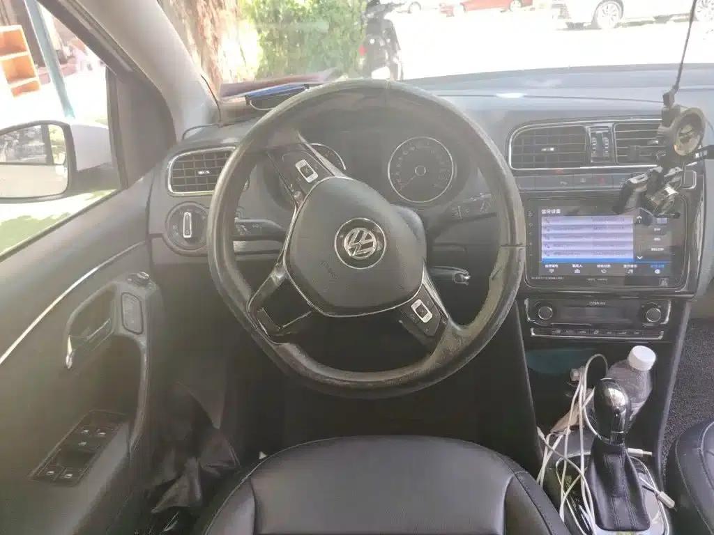 2016 Polo 1.6L Automatic Luxury — миниатюра 7