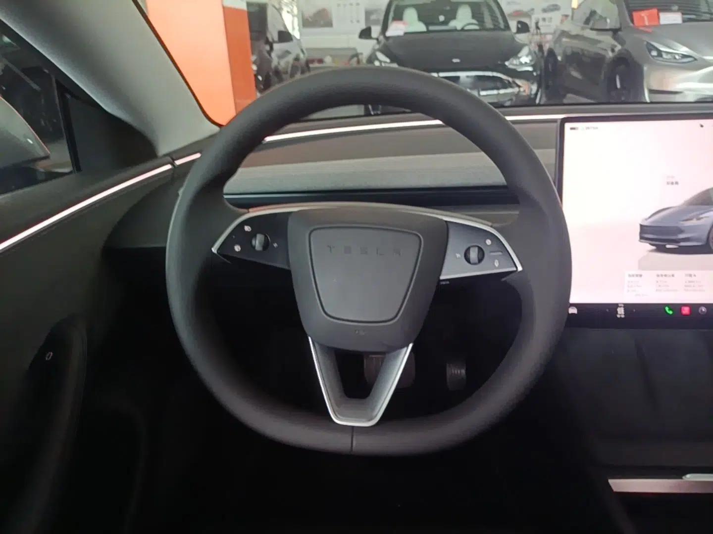 Tesla Model 3 2025 Rear-Wheel-Drive Version — миниатюра 13