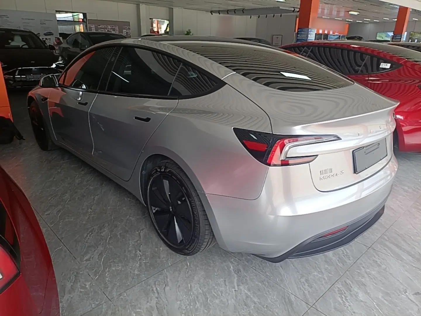 Tesla Model 3 2025 Rear-Wheel-Drive Version — миниатюра 4