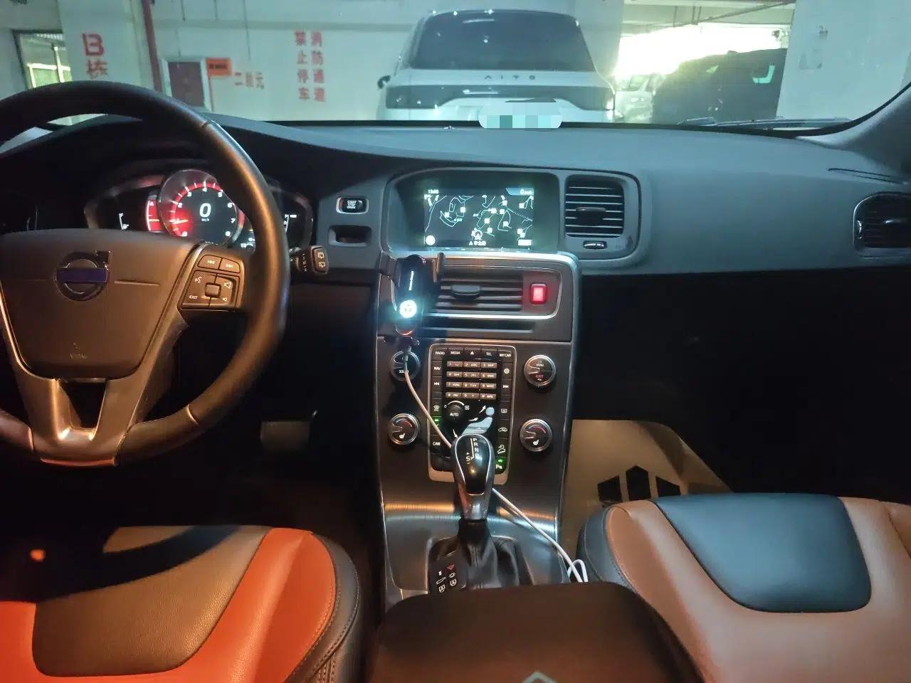 Volvo V60 2016 Cross Country T6 AWD — миниатюра 13