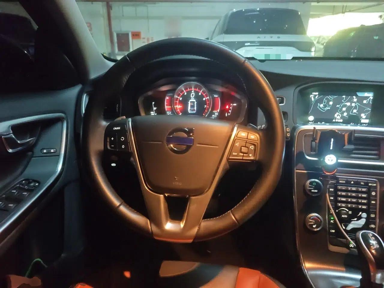 Volvo V60 2016 Cross Country T6 AWD — миниатюра 10