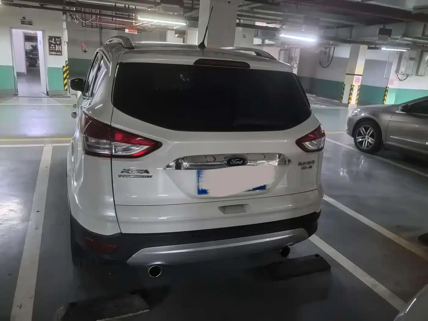 Ford Kuga 2015 2.0L GTDi AWD Premium — миниатюра 8