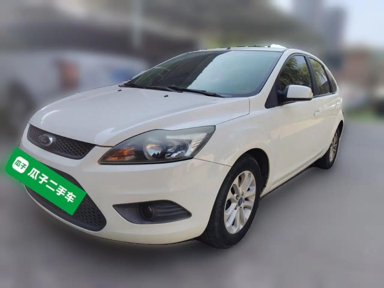 Ford Focus 2013 Hatchback Classic 1.8L Manual Base Model — миниатюра 1