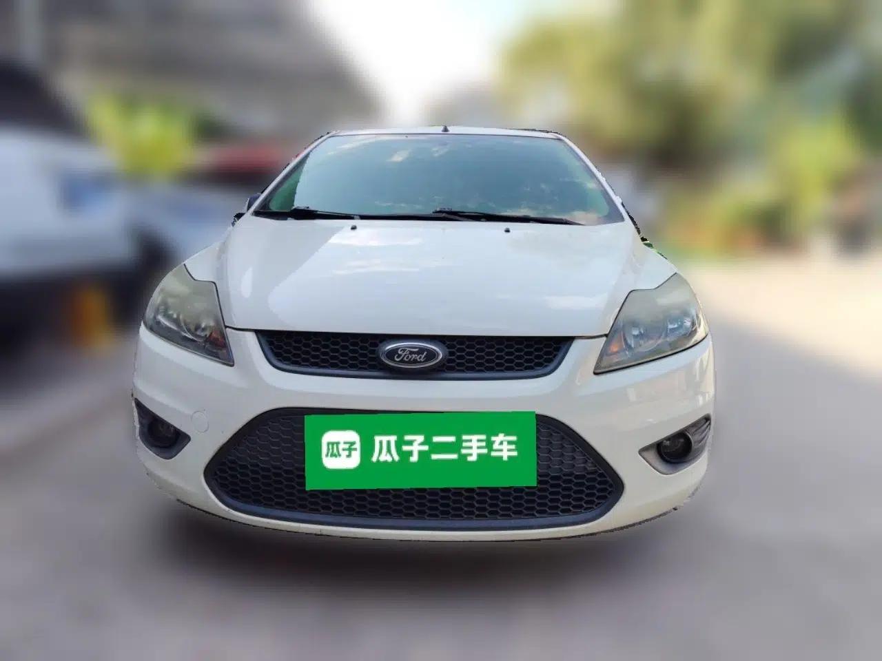 Ford Focus 2013 Hatchback Classic 1.8L Manual Base Model — миниатюра 2