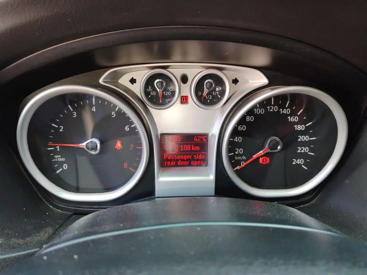 Ford Focus 2013 Hatchback Classic 1.8L Manual Base Model — миниатюра 11