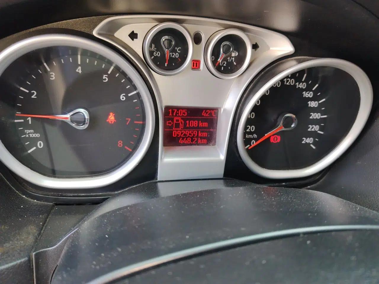 Ford Focus 2013 Hatchback Classic 1.8L Manual Base Model — миниатюра 12