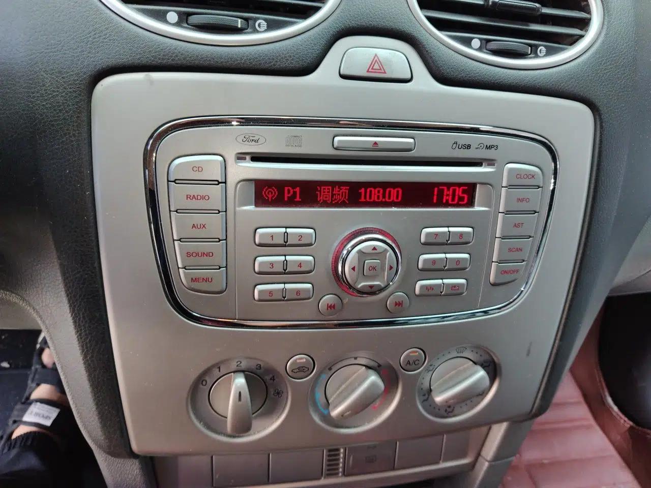 Ford Focus 2013 Hatchback Classic 1.8L Manual Base Model — миниатюра 13