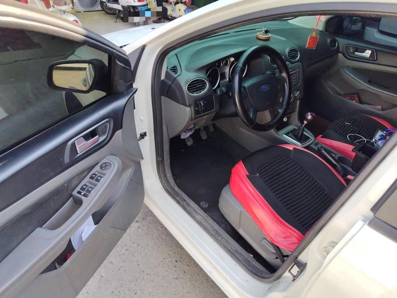 Ford Focus 2013 Hatchback Classic 1.8L Manual Base Model — миниатюра 16