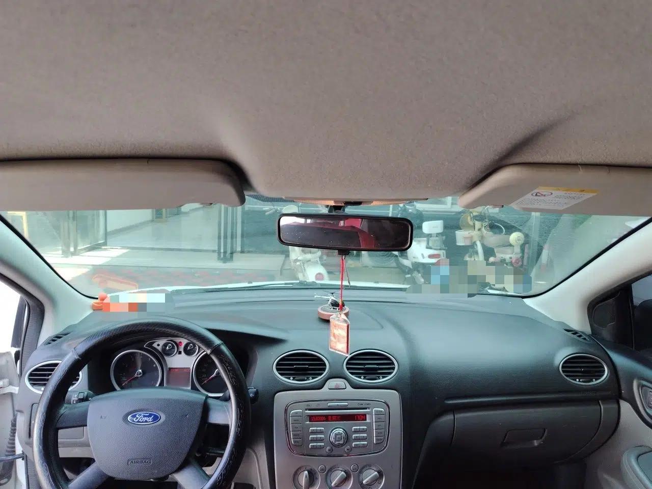 Ford Focus 2013 Hatchback Classic 1.8L Manual Base Model — миниатюра 18