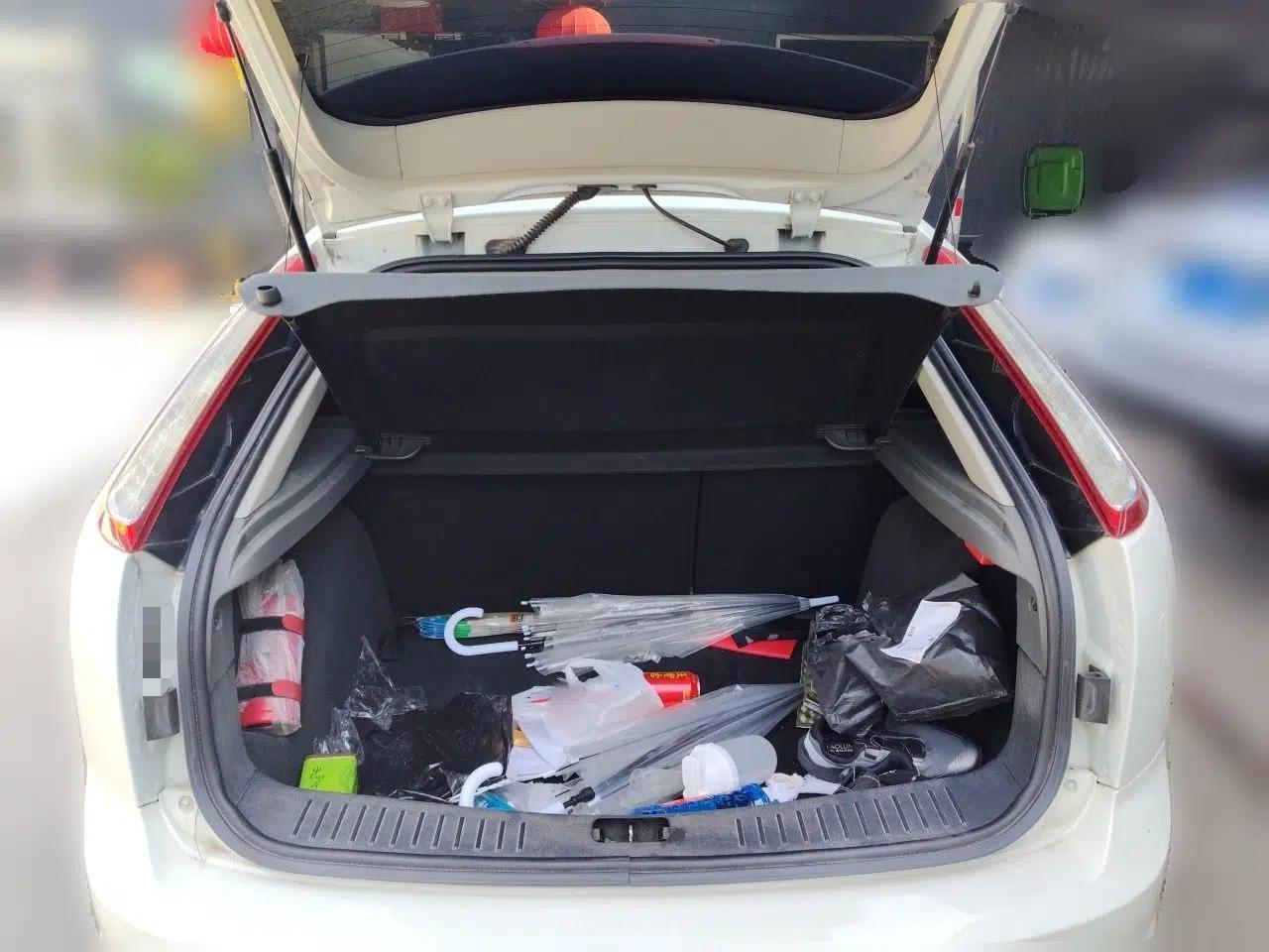 Ford Focus 2013 Hatchback Classic 1.8L Manual Base Model — миниатюра 19