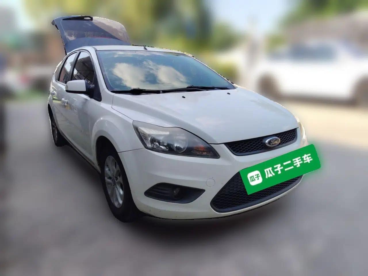 Ford Focus 2013 Hatchback Classic 1.8L Manual Base Model — миниатюра 3
