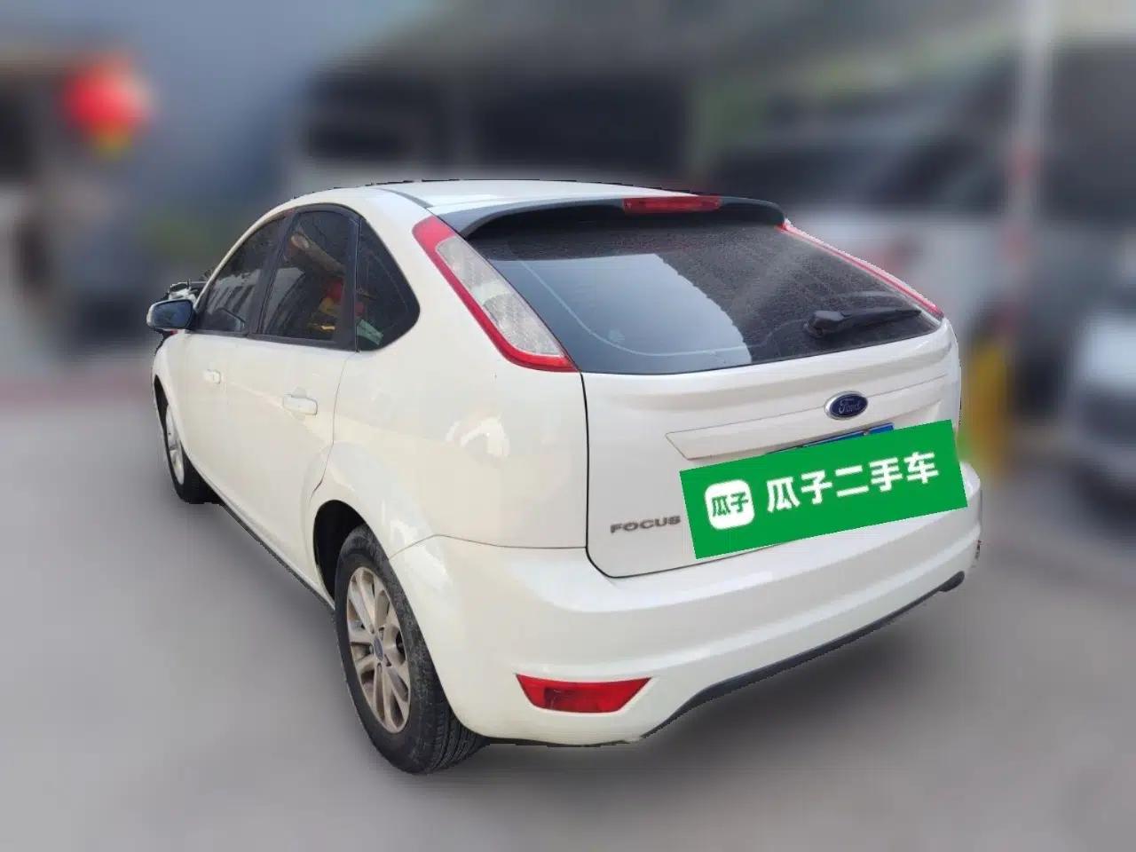 Ford Focus 2013 Hatchback Classic 1.8L Manual Base Model — миниатюра 4