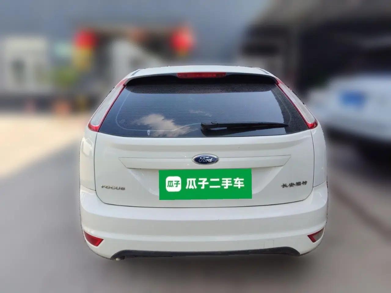 Ford Focus 2013 Hatchback Classic 1.8L Manual Base Model — миниатюра 5