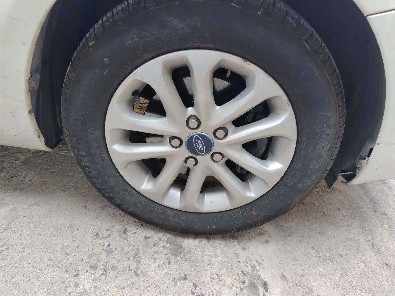 Ford Focus 2013 Hatchback Classic 1.8L Manual Base Model — миниатюра 8