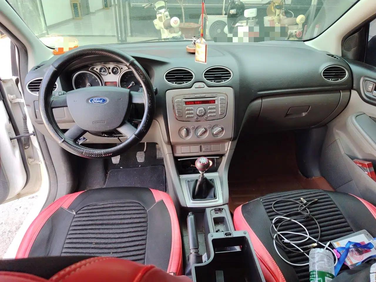 Ford Focus 2013 Hatchback Classic 1.8L Manual Base Model — миниатюра 9