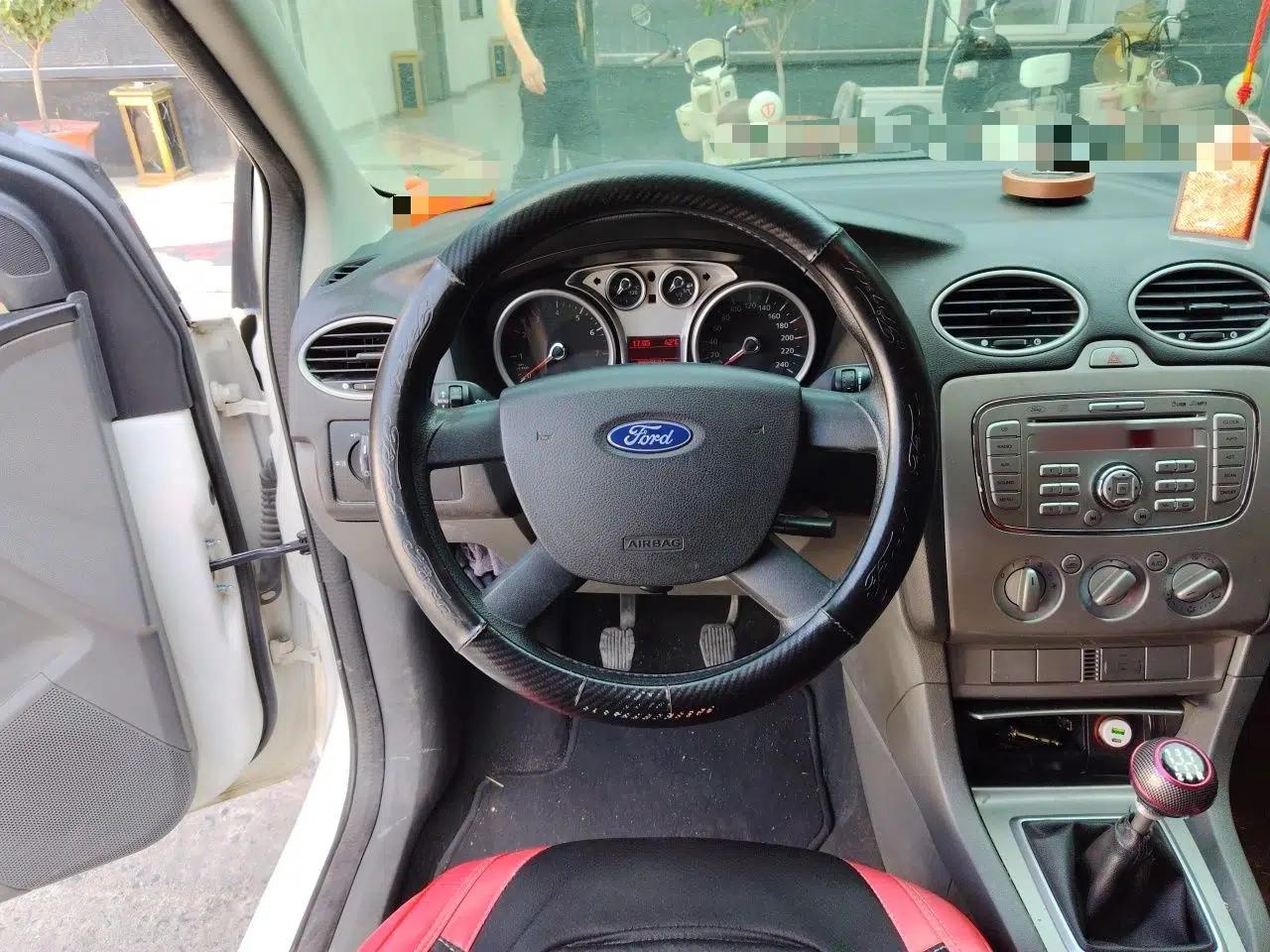 Ford Focus 2013 Hatchback Classic 1.8L Manual Base Model — миниатюра 10