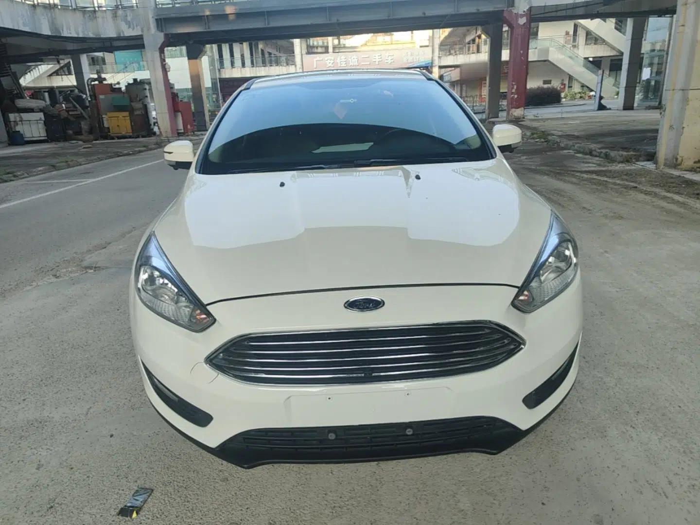 Ford Focus 2018 Sedan Classic 1.6L Automatic Trendy SmartDrive Edition — миниатюра 2