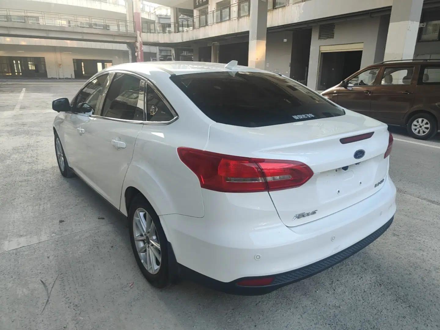 Ford Focus 2018 Sedan Classic 1.6L Automatic Trendy SmartDrive Edition — миниатюра 13