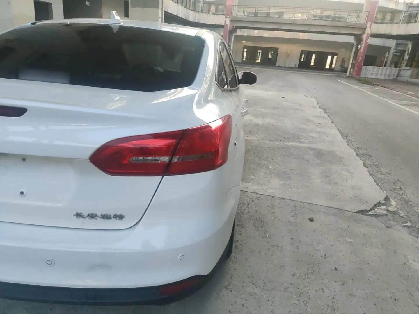 Ford Focus 2018 Sedan Classic 1.6L Automatic Trendy SmartDrive Edition — миниатюра 14