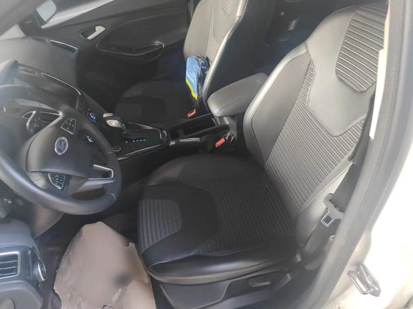 Ford Focus 2018 Sedan Classic 1.6L Automatic Trendy SmartDrive Edition — миниатюра 22