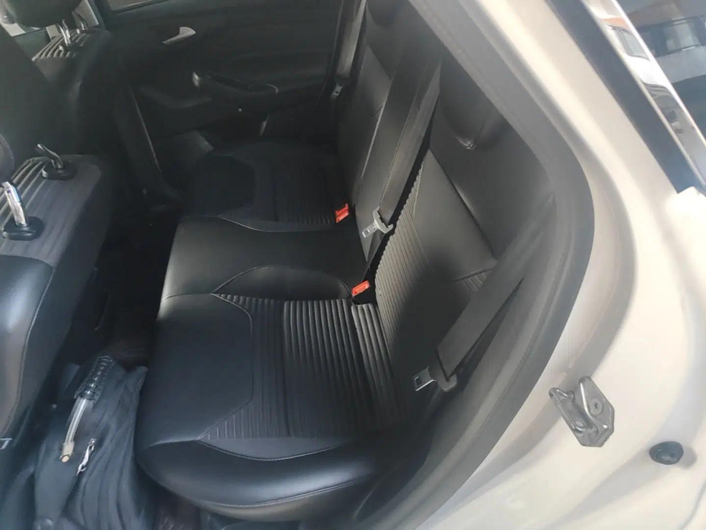 Ford Focus 2018 Sedan Classic 1.6L Automatic Trendy SmartDrive Edition — миниатюра 25