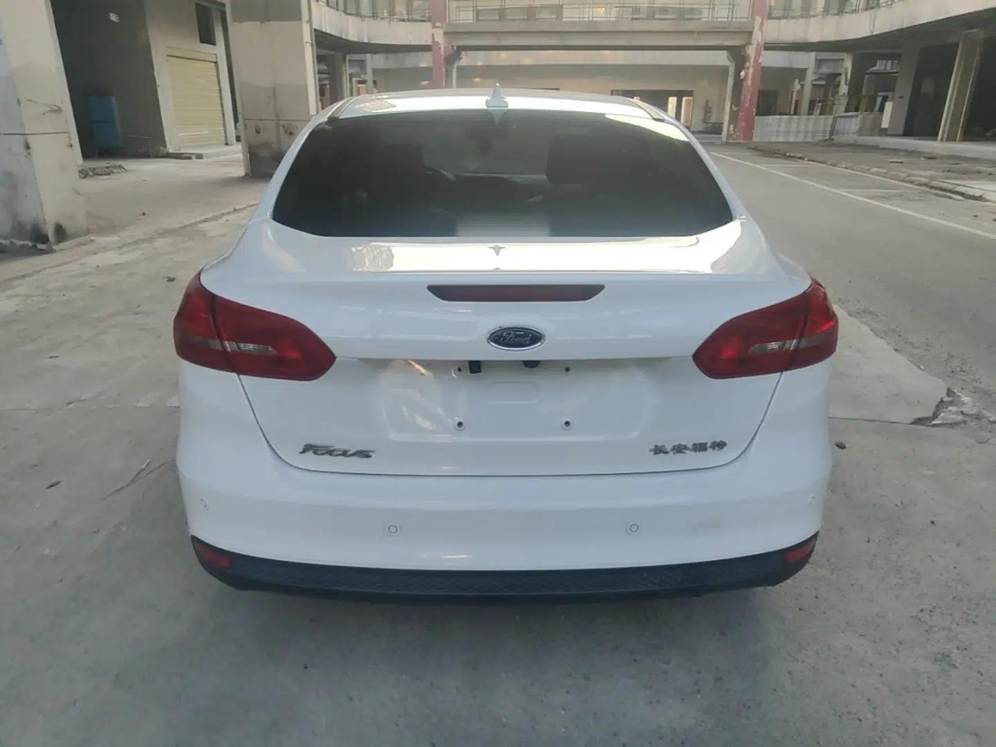 Ford Focus 2018 Sedan Classic 1.6L Automatic Trendy SmartDrive Edition — миниатюра 5
