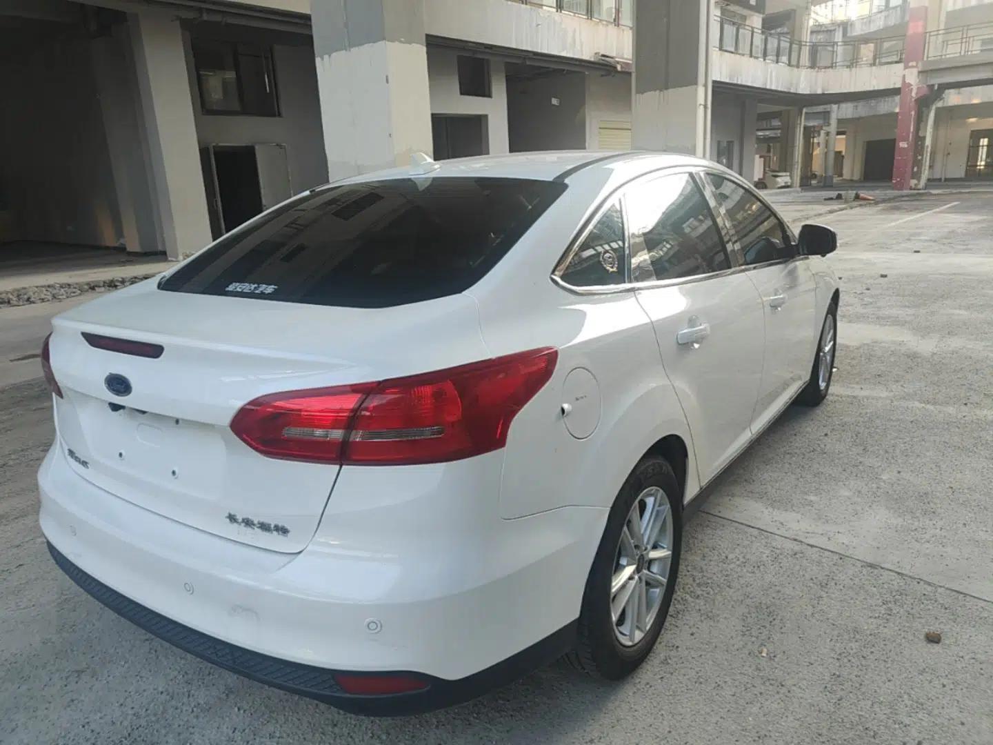 Ford Focus 2018 Sedan Classic 1.6L Automatic Trendy SmartDrive Edition — миниатюра 6