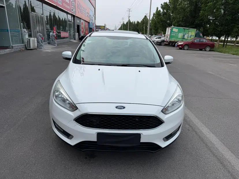 Ford Focus 2015 Hatchback 1.6L Automatic Fashion Edition — миниатюра 2