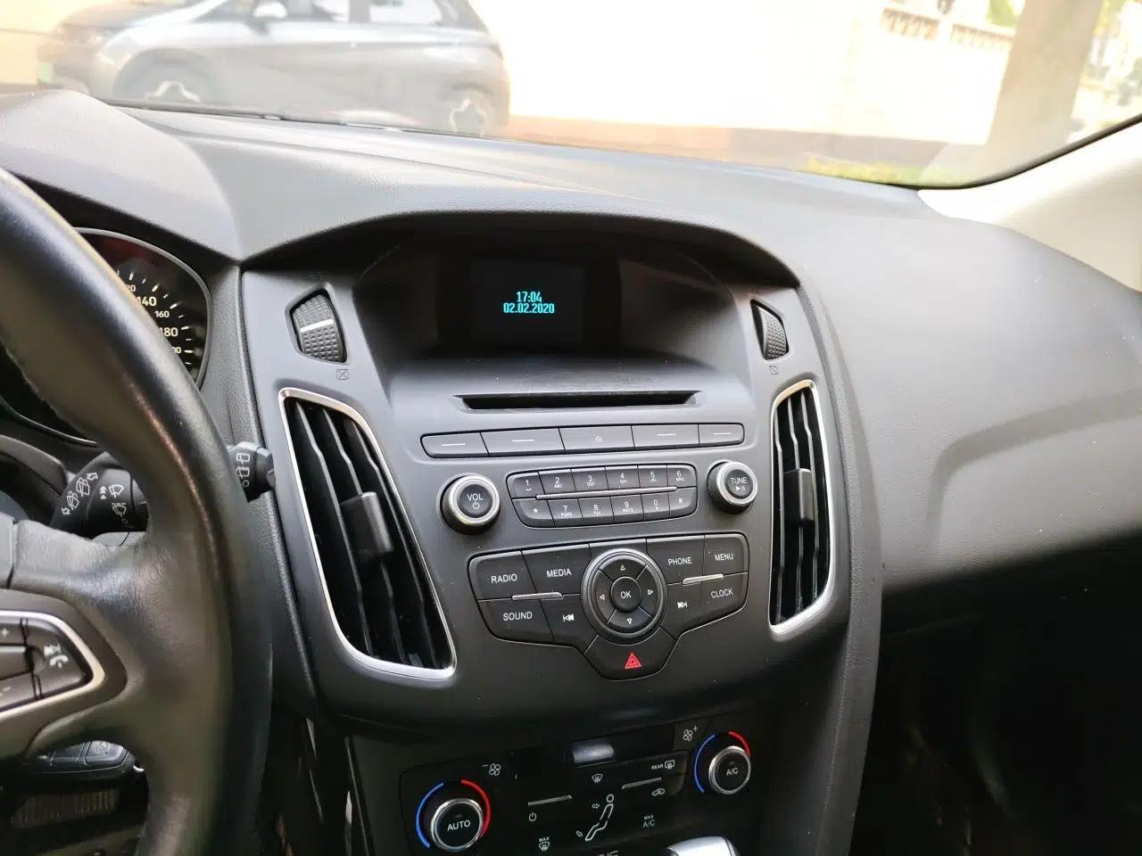 Ford Focus 2015 Hatchback 1.6L Automatic Fashion Edition — миниатюра 11