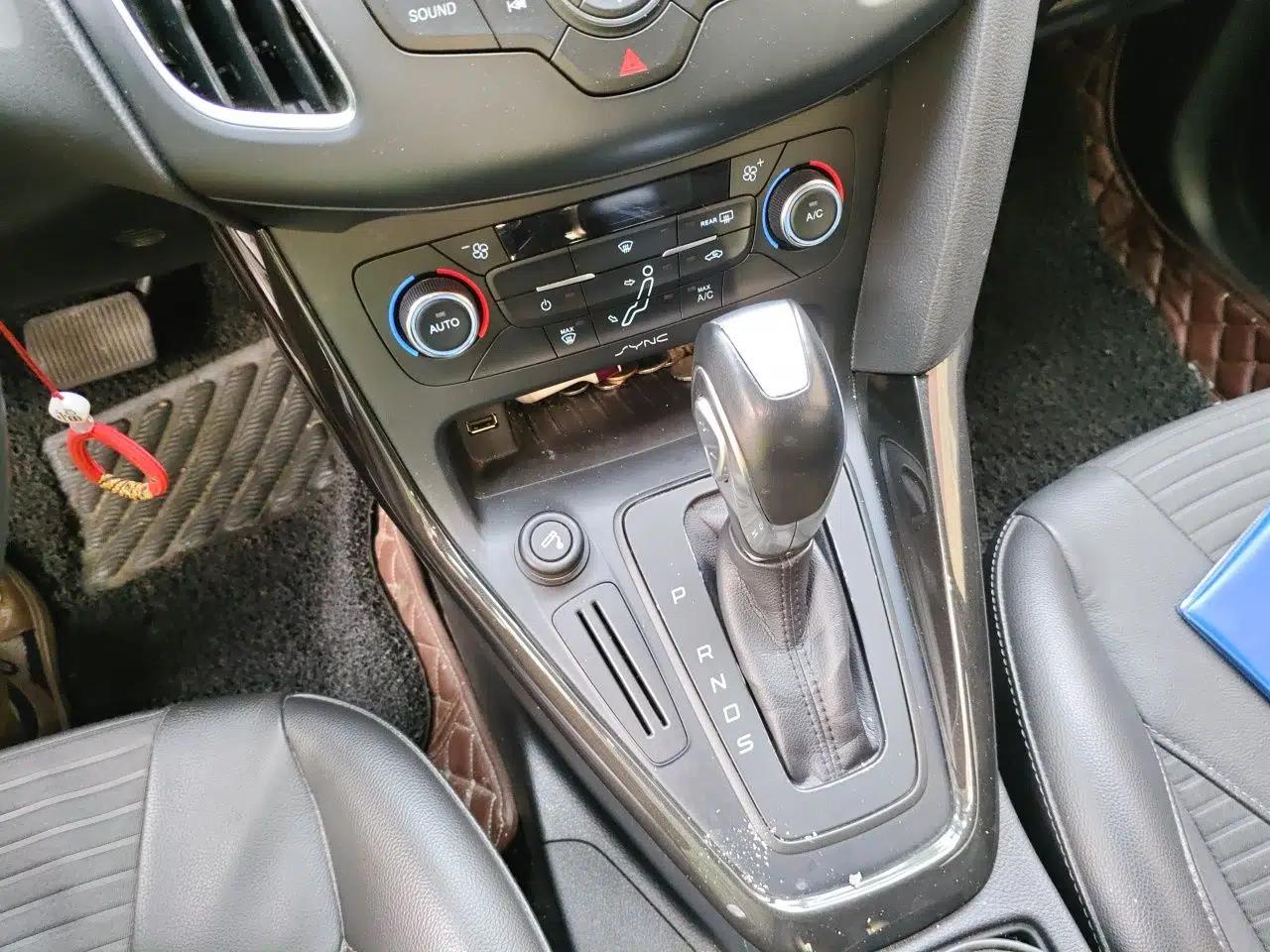 Ford Focus 2015 Hatchback 1.6L Automatic Fashion Edition — миниатюра 12