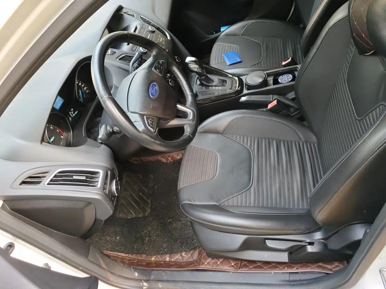 Ford Focus 2015 Hatchback 1.6L Automatic Fashion Edition — миниатюра 13