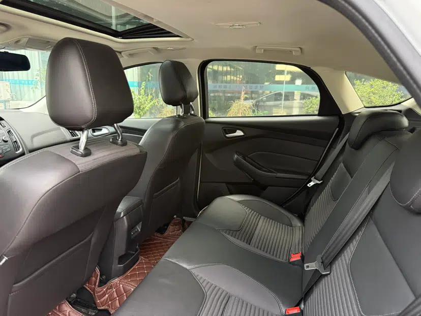 Ford Focus 2015 Hatchback 1.6L Automatic Fashion Edition — миниатюра 16