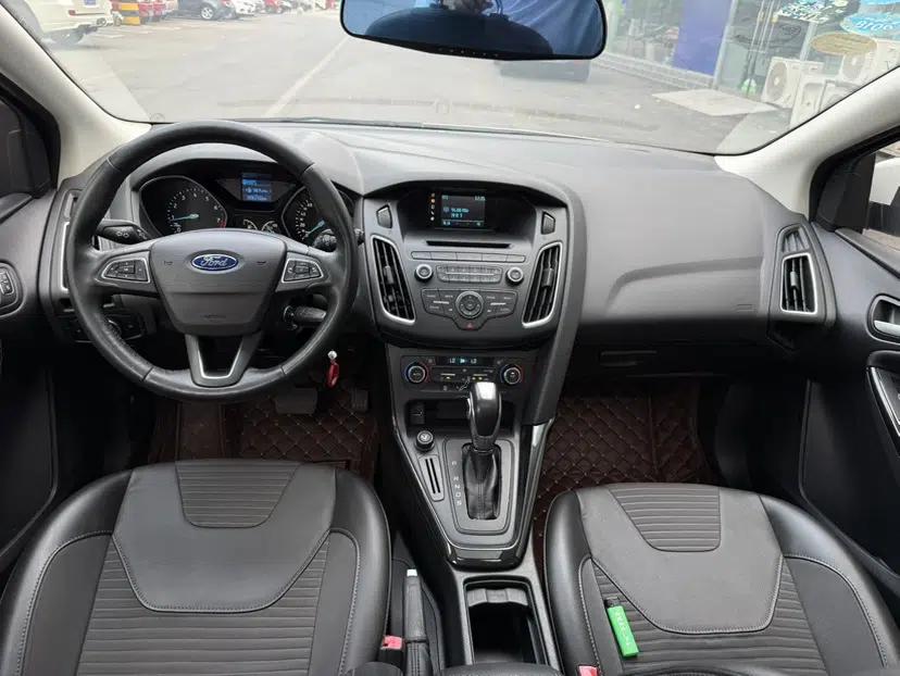 Ford Focus 2015 Hatchback 1.6L Automatic Fashion Edition — миниатюра 17