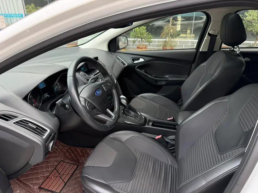 Ford Focus 2015 Hatchback 1.6L Automatic Fashion Edition — миниатюра 18