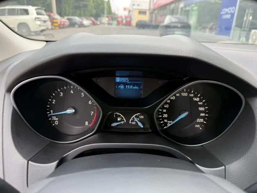 Ford Focus 2015 Hatchback 1.6L Automatic Fashion Edition — миниатюра 19