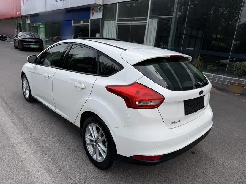 Ford Focus 2015 Hatchback 1.6L Automatic Fashion Edition — миниатюра 4
