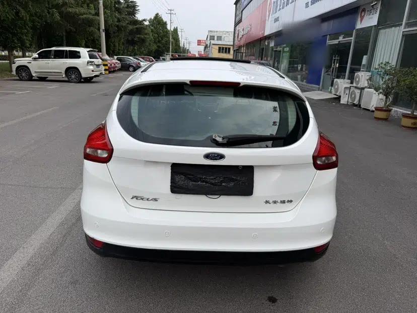Ford Focus 2015 Hatchback 1.6L Automatic Fashion Edition — миниатюра 6