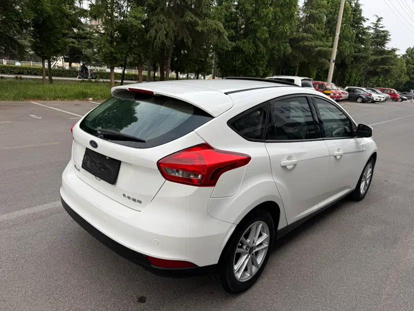 Ford Focus 2015 Hatchback 1.6L Automatic Fashion Edition — миниатюра 7