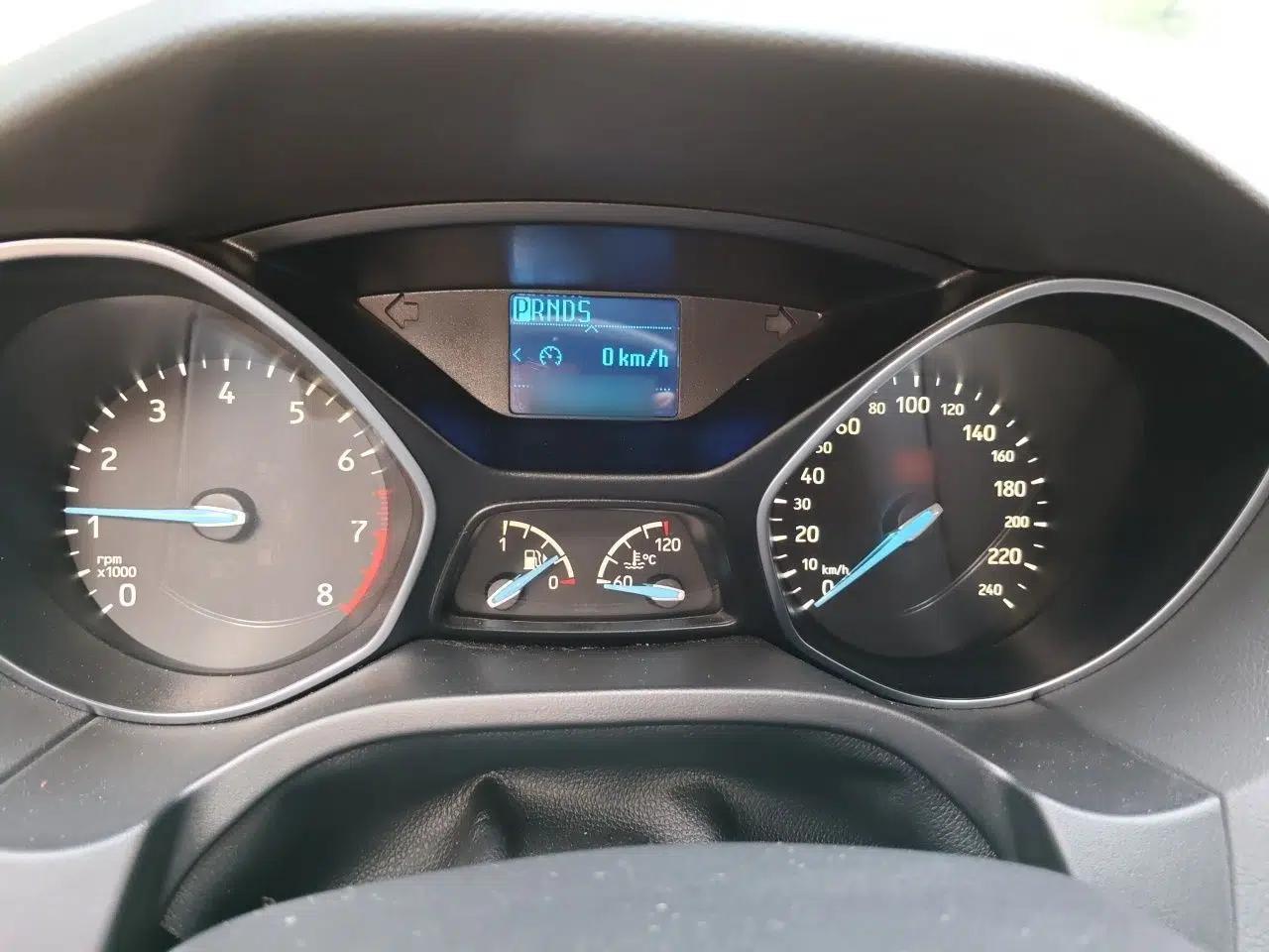 Ford Focus 2015 Hatchback 1.6L Automatic Fashion Edition — миниатюра 9