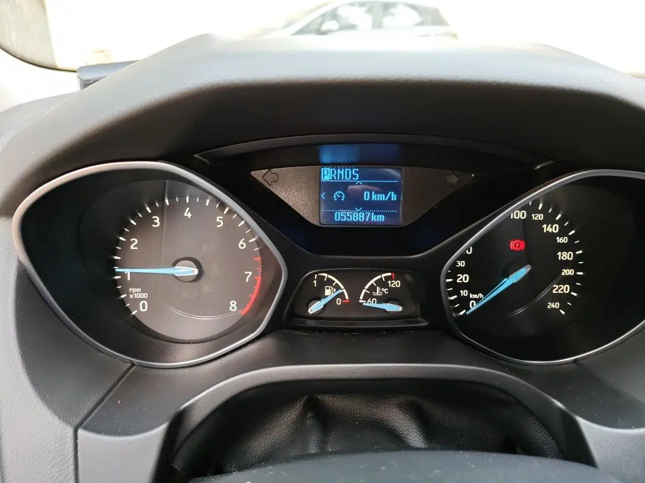 Ford Focus 2015 Hatchback 1.6L Automatic Fashion Edition — миниатюра 10