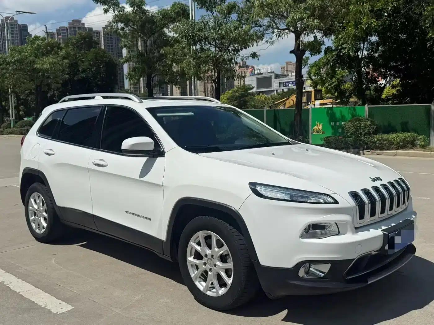 Jeep Cherokee 2017 2.0L Premium Edition — миниатюра 3