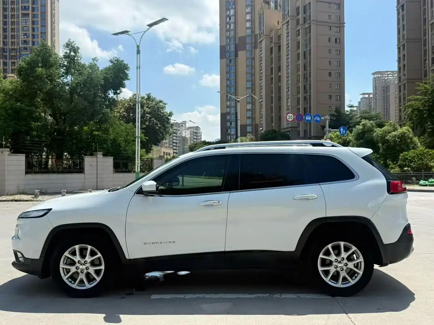 Jeep Cherokee 2017 2.0L Premium Edition — миниатюра 4